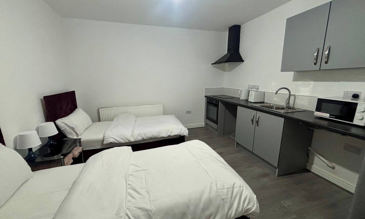 Dudley Apartment | Cozy Dudley City Studio with 2 Single Beds