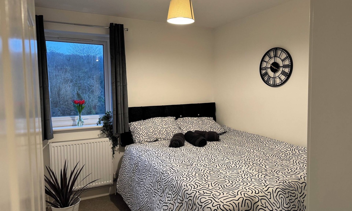Luton Apartment | Cozy peaceful apartment in the centre of Luton near Airport,Train Station and FC