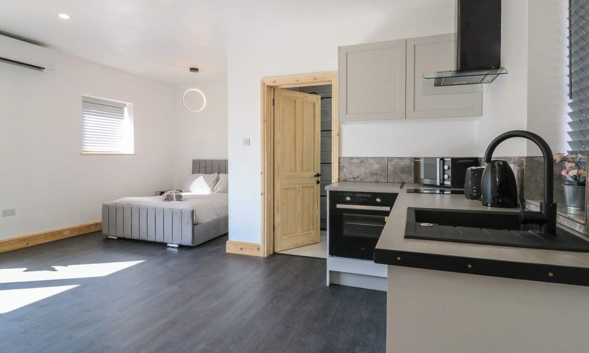 Earls Barton Cottage | Daffodil