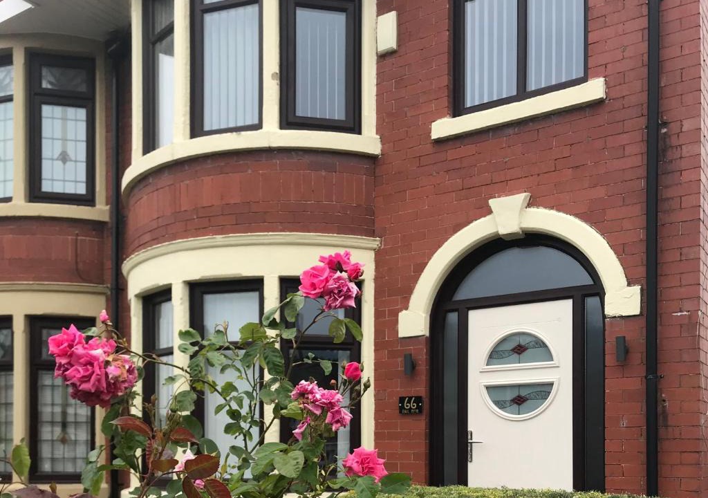 Higher Walton House | Dalmore - Quiet residence with long driveway at M6 Preston