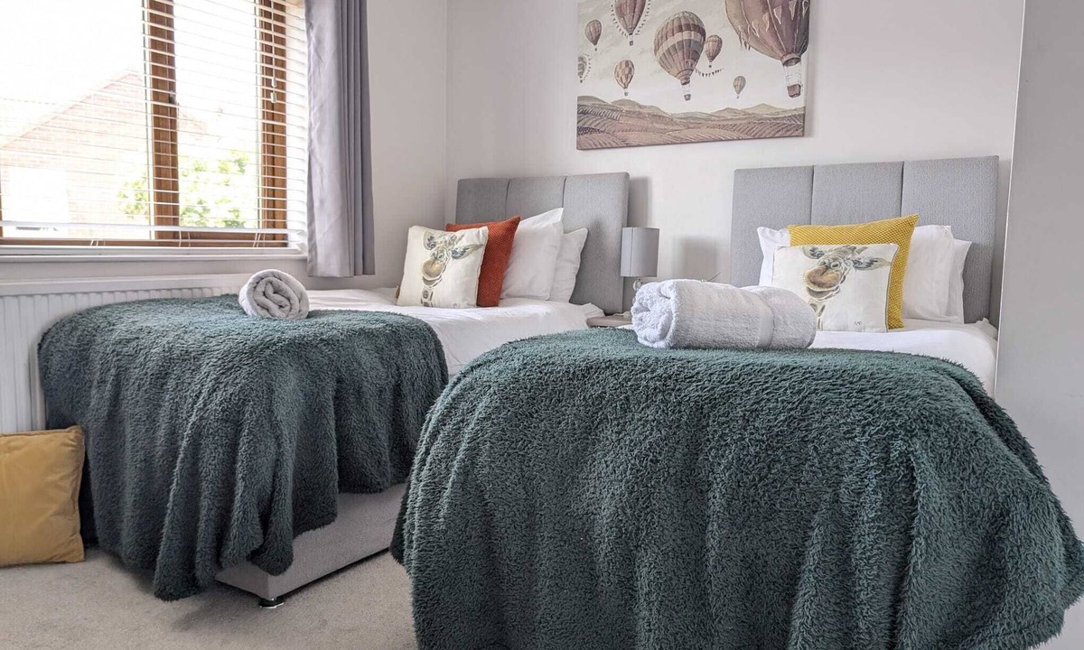 Rossington House | Dean House-Parking-Dog friendly-Kitchen-Contractors-Leisure-Fast WiFi