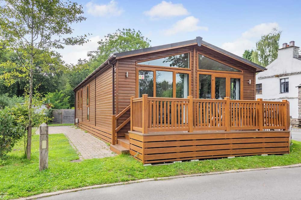 Skegness Ski Chalet | Deluxe Lodge, parking, ensuite, decking, hot tub 6