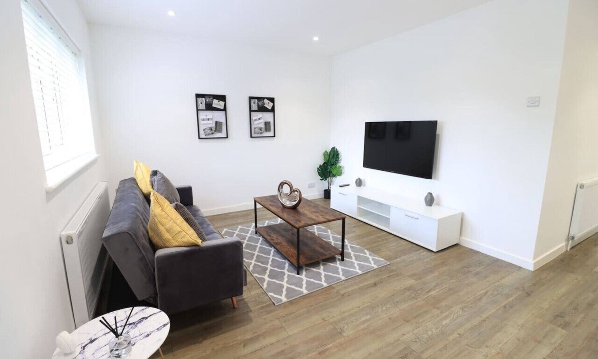 Northampton House | Detached Bungalow Driveway Parking Excellent Location Fast WiFi Garden Self-Check-In Yoko Property