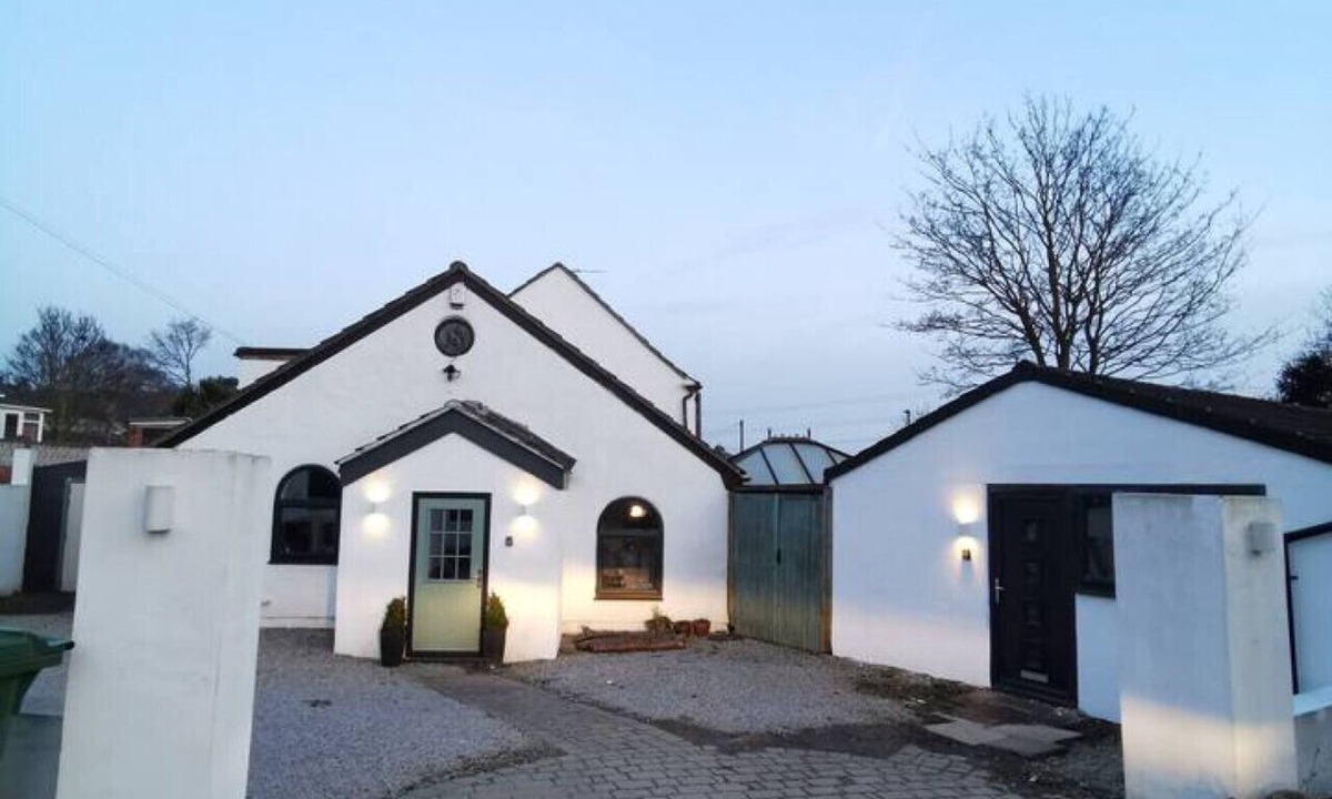 Barnsley House | Detached, newly converted annex with private entrance and free parking