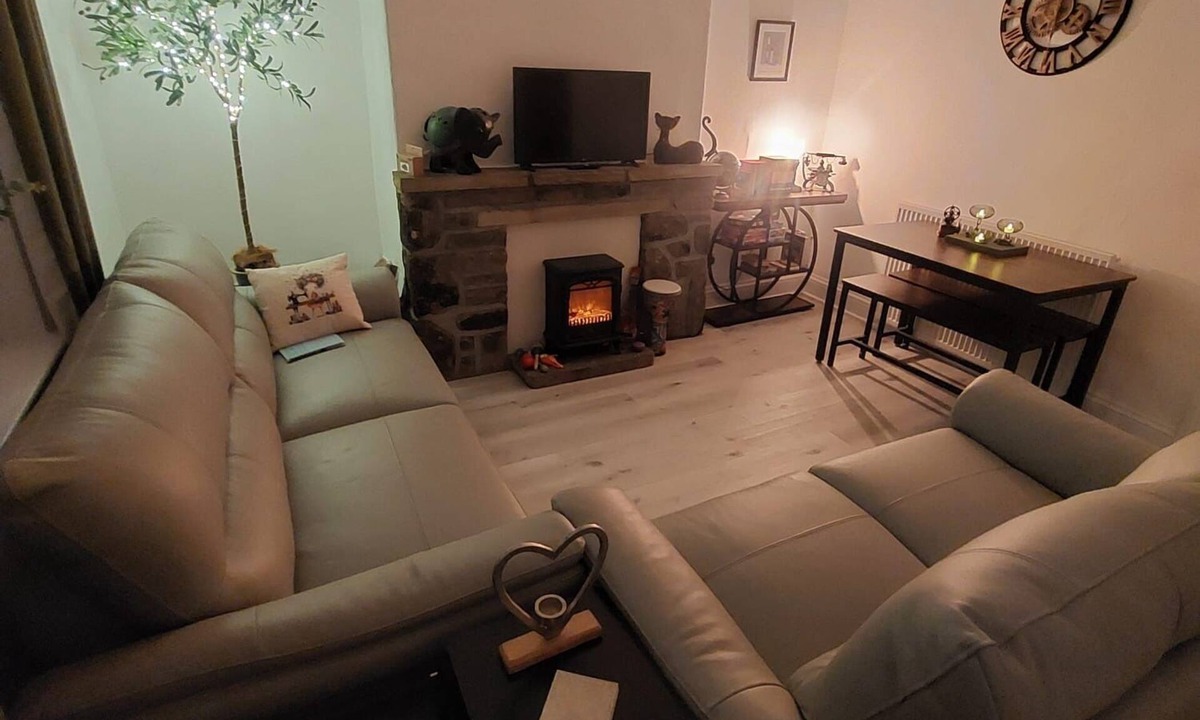 Haworth Cottage | Discover the charm of Harry’s Hideaway Cottage in the village of Haworth