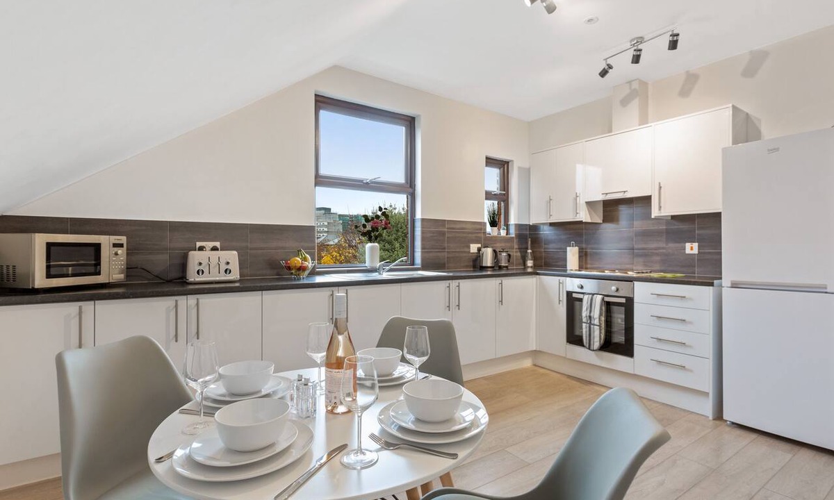 West Bridgford Apartment | Double Basement Room with Free Parking and Wi-Fi