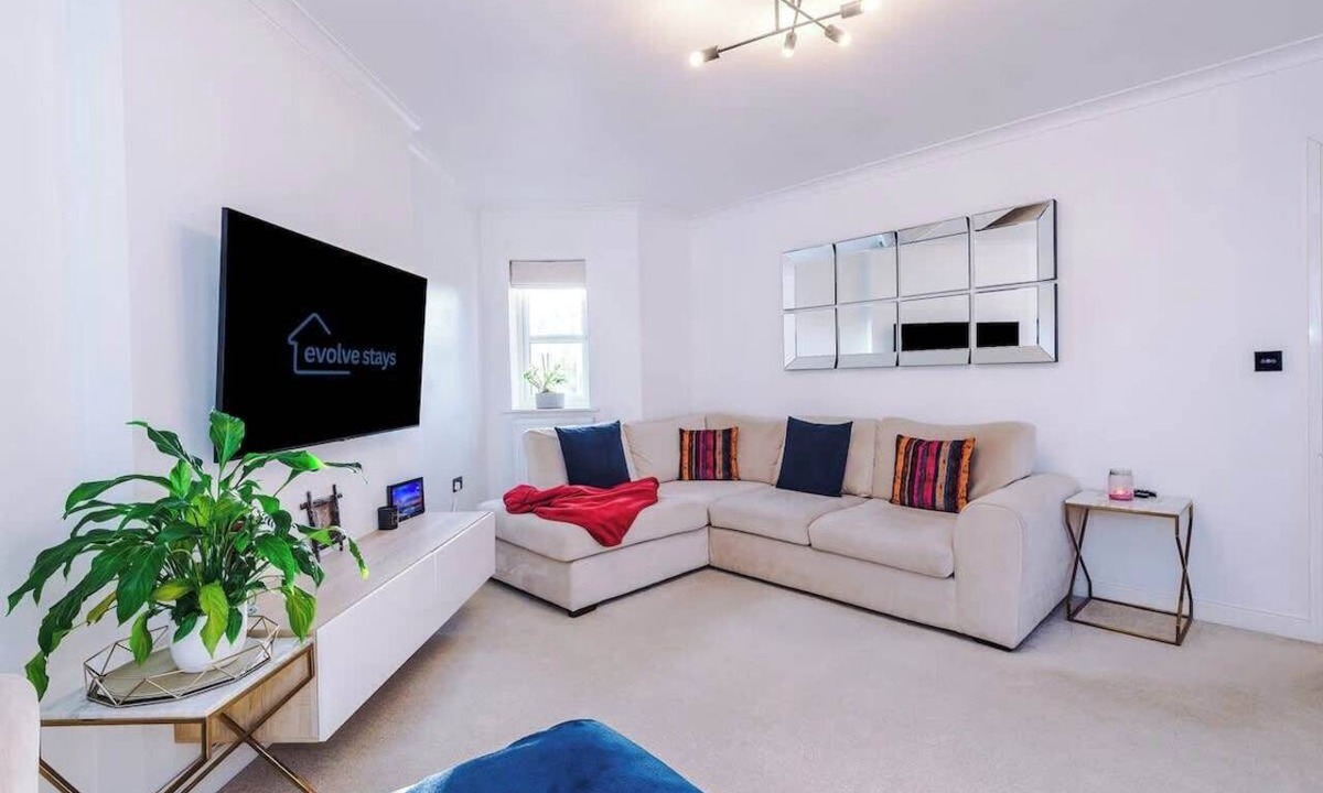 Manchester House | Driveway | Stylish 3Bedroom Home in Middleton