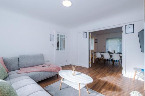 Trafford House | Driveway Stunning 3Bed Home In Sale Sleeps 7