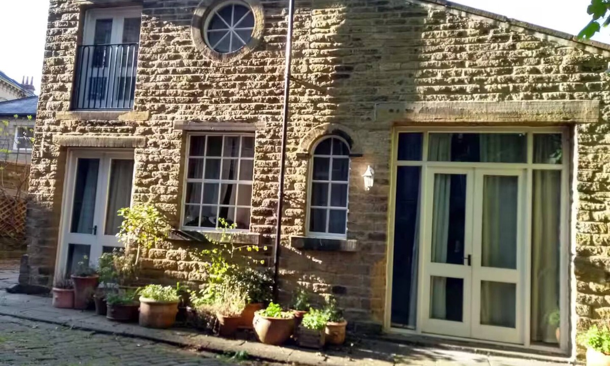 Huddersfield Cottage | Edgerton cottage, 1-bed detached coach house in town, Spacious rustic charm.