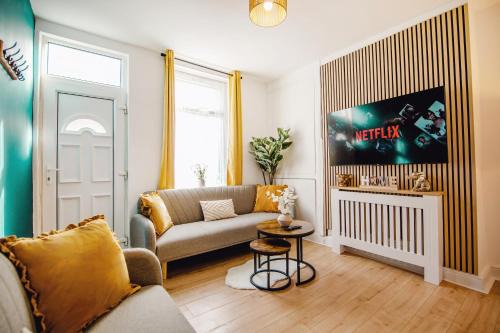 Sheffield House | Elegant City Retreat Free Parking 13 PPL