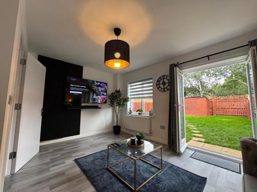 Milton Keynes House | Elegant & Modern 3 bed home with free parking & WiFi - sleeps 8