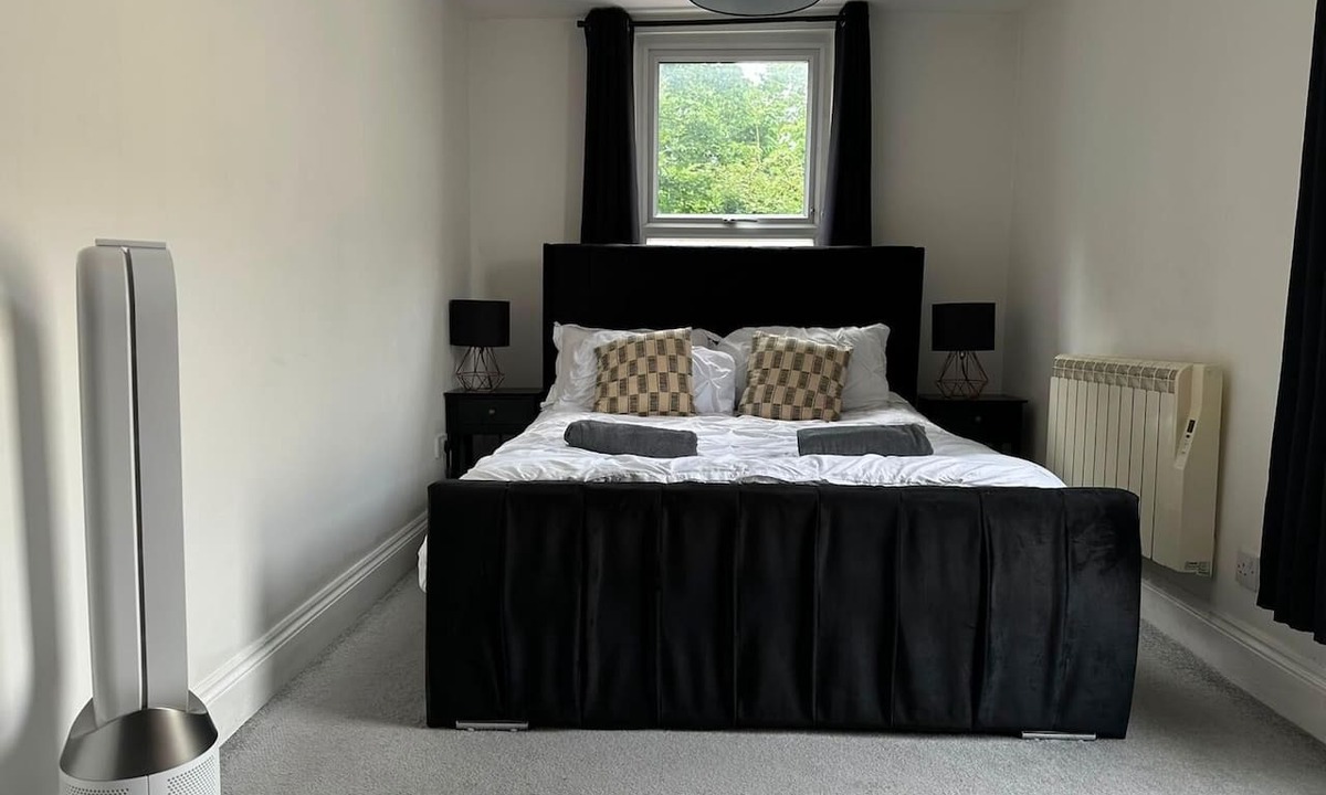 Colchester Apartment | Entire Apartment king size bed near Town Centre