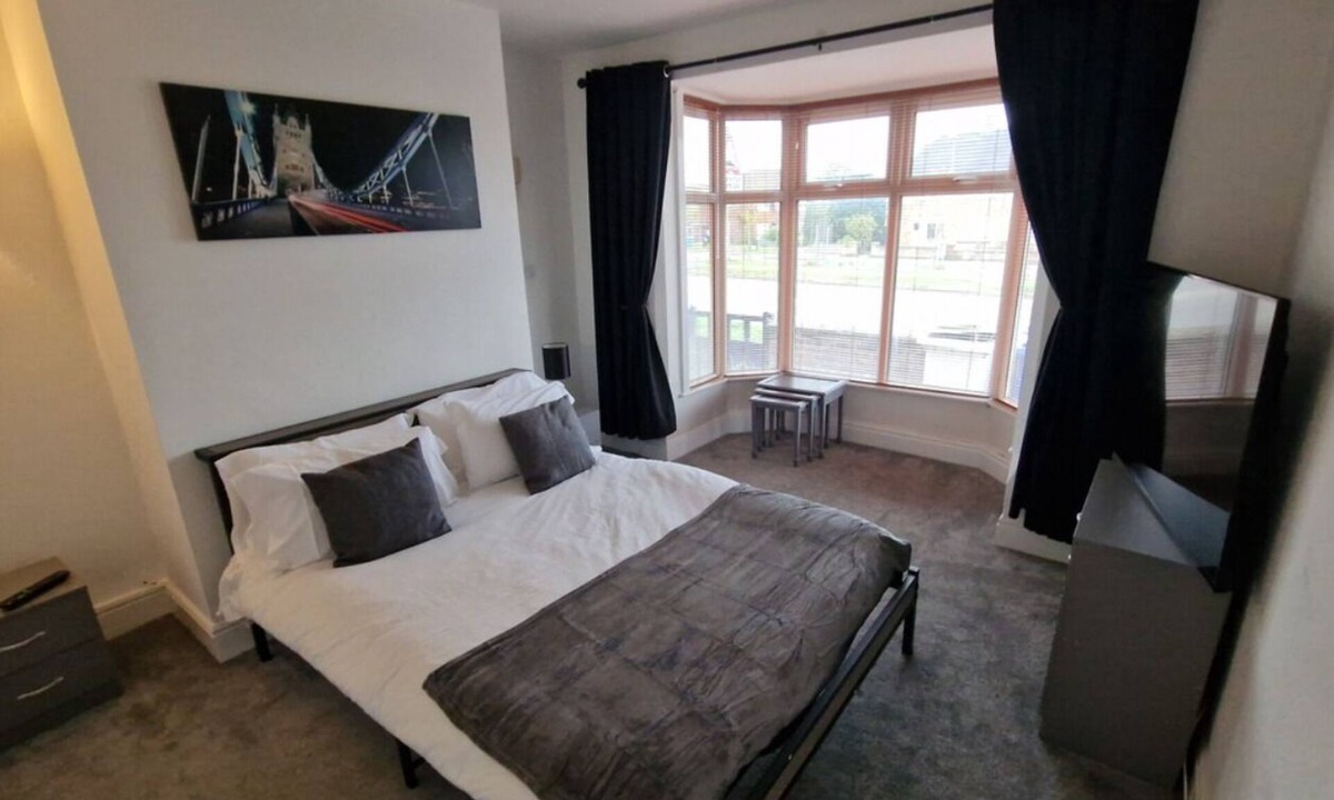Kettering House | Excellent Location - 5 Bedroom House