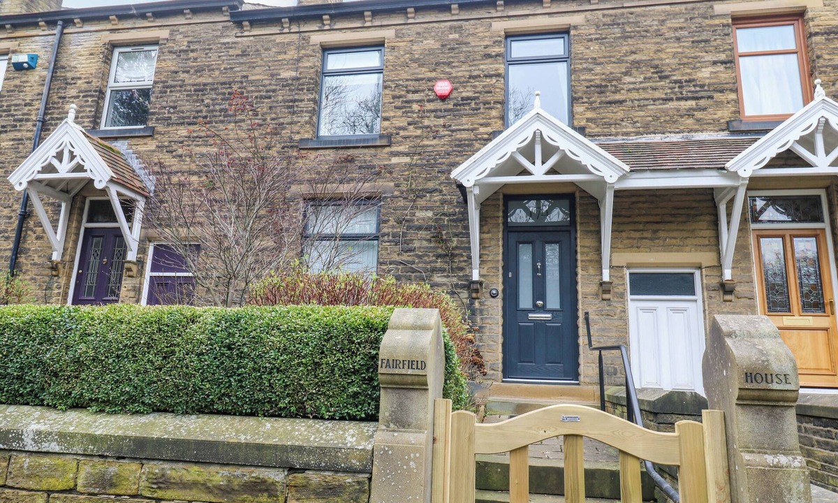 Almondbury Cottage | FAIRFIELD HOUSE, pet friendly, with a garden in Almondbury