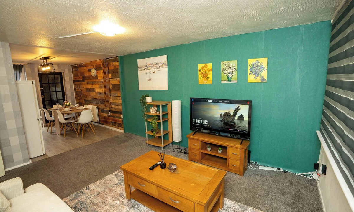 Wolverhampton House | Family & Contractors| 3BR| 6 Min to i54| garden with free parking