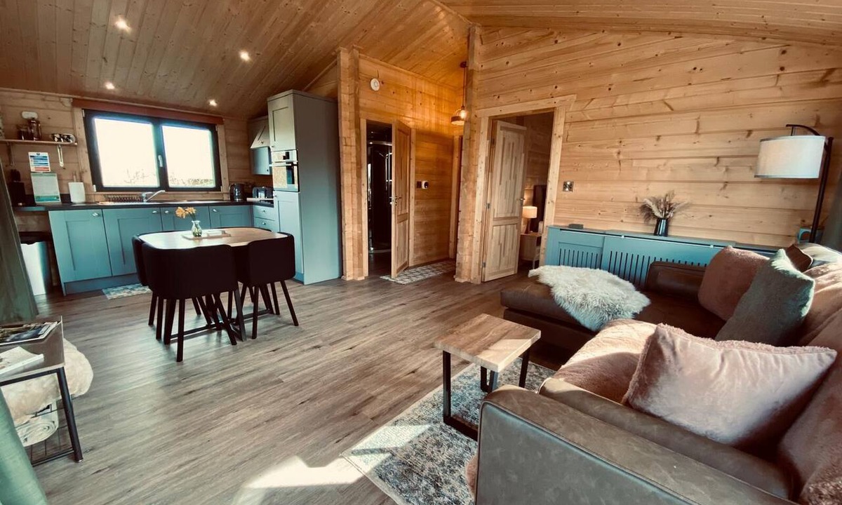 Arnold Cabin | Favourite Lodge with Hot Tub at Kingfisher Lakes | Panoramic Views | Sunny Deck!