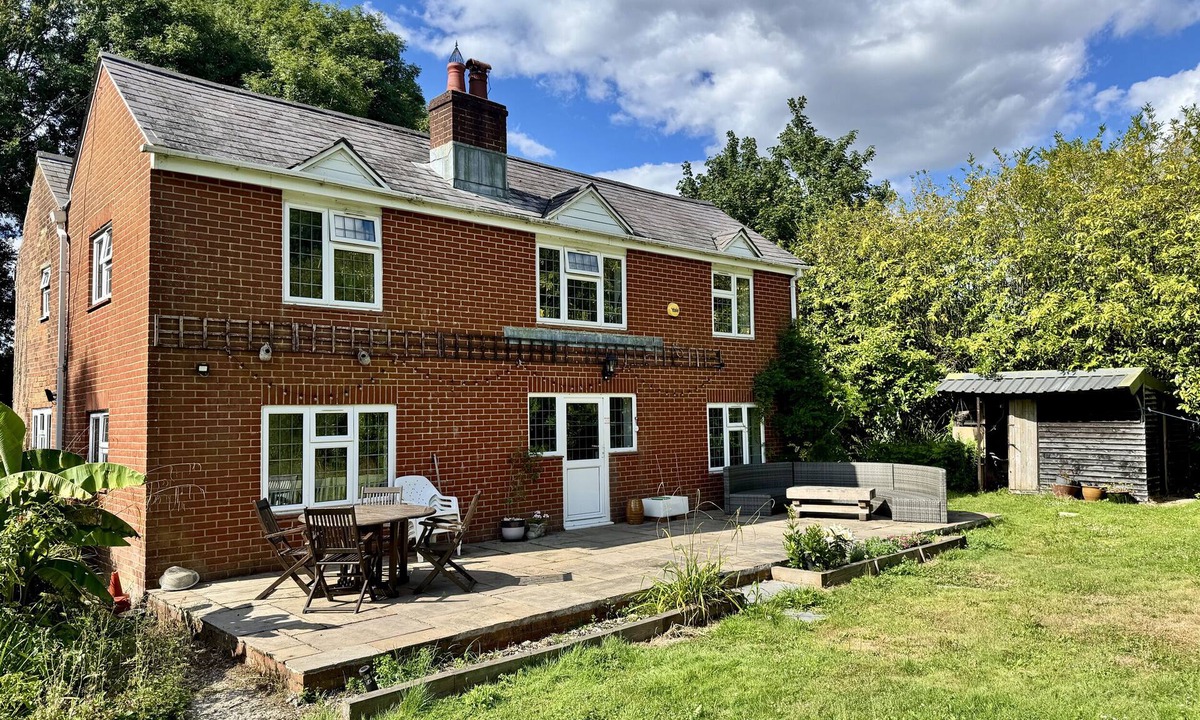 Dibden Cottage | FOREST COTTAGE, pet friendly, character holiday cottage in Dibden