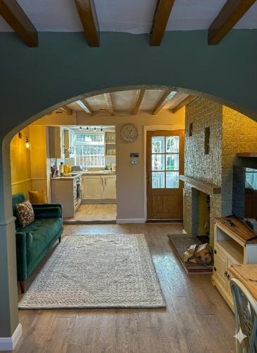 Edwinstowe House | Foresters Cottage, Cosy FamilyComfort and LogFire