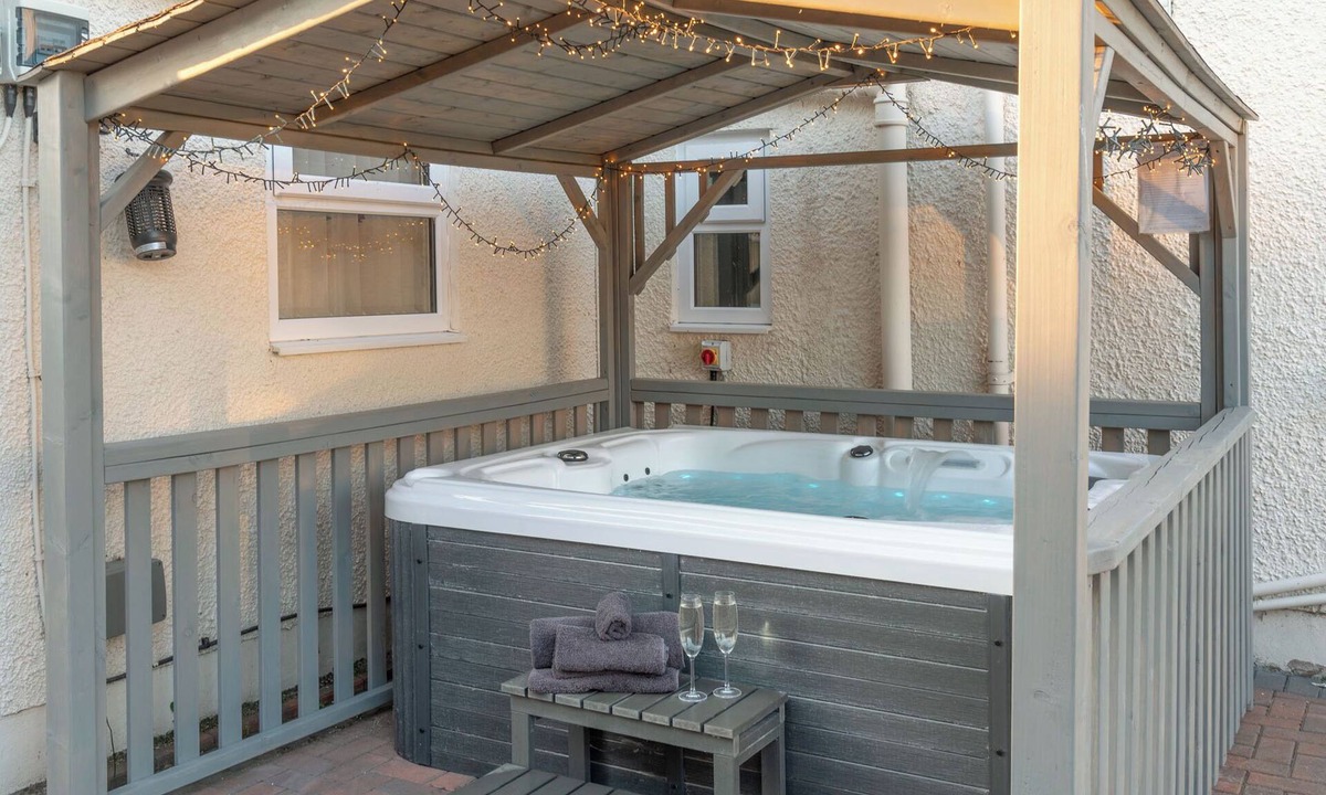 Carlisle Apartment | Four Oaks Apartment | Sleeps 4 | Private Hot Tub & Garden