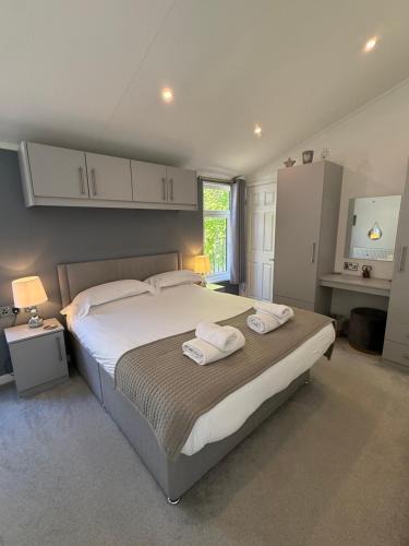 Storwood House | Fox Lodge at Owlet Hideaway - with Hot Tub, Near York