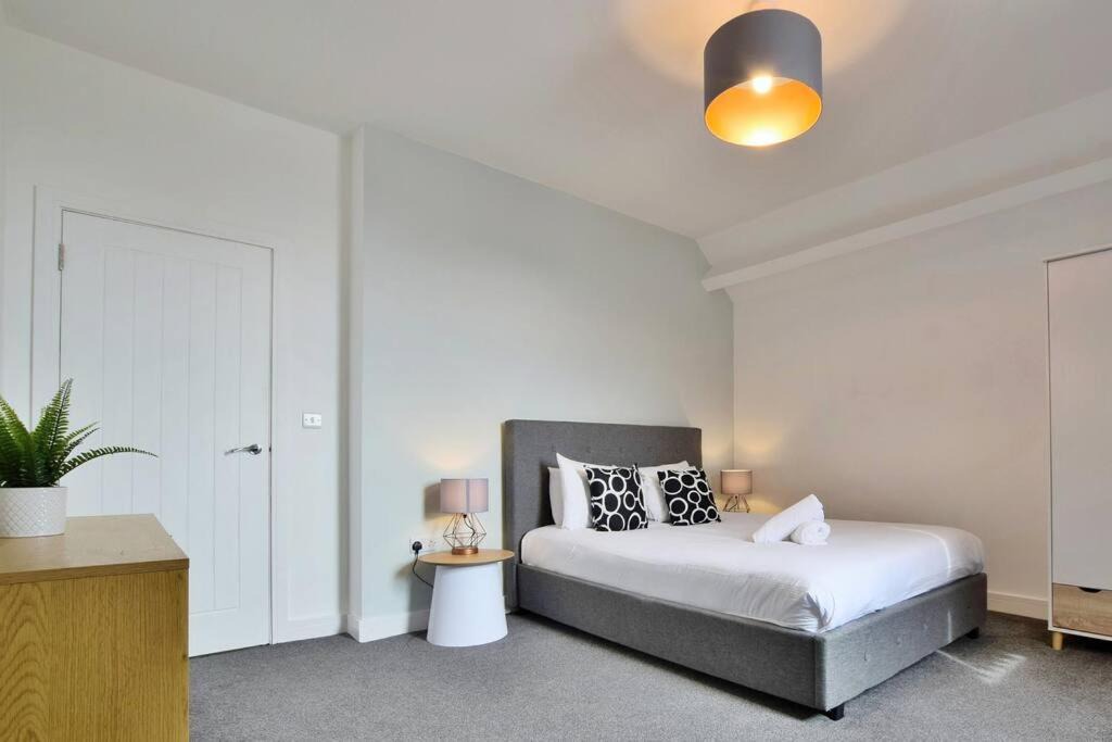 Salford Apartment | FREE PARKING - Modern 2-BR Flat close to Salford Royal