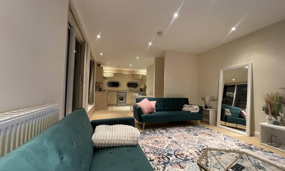 Oadby Apartment | Free parking near city centre & stadium sleeps 6-8