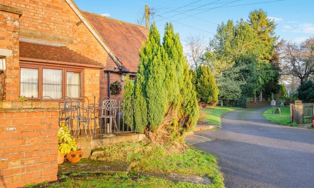 Quedgeley Cottage | 1 Bed in Stratford-upon-Avon (oc-g34446)