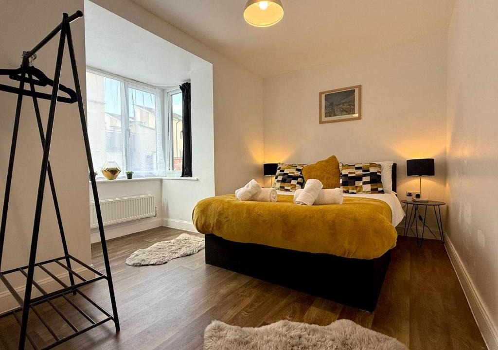 Oadby House | Generously proportioned 4-Bed Home in Marylebone, Wi-Fi, Parking & Long Stays Savings