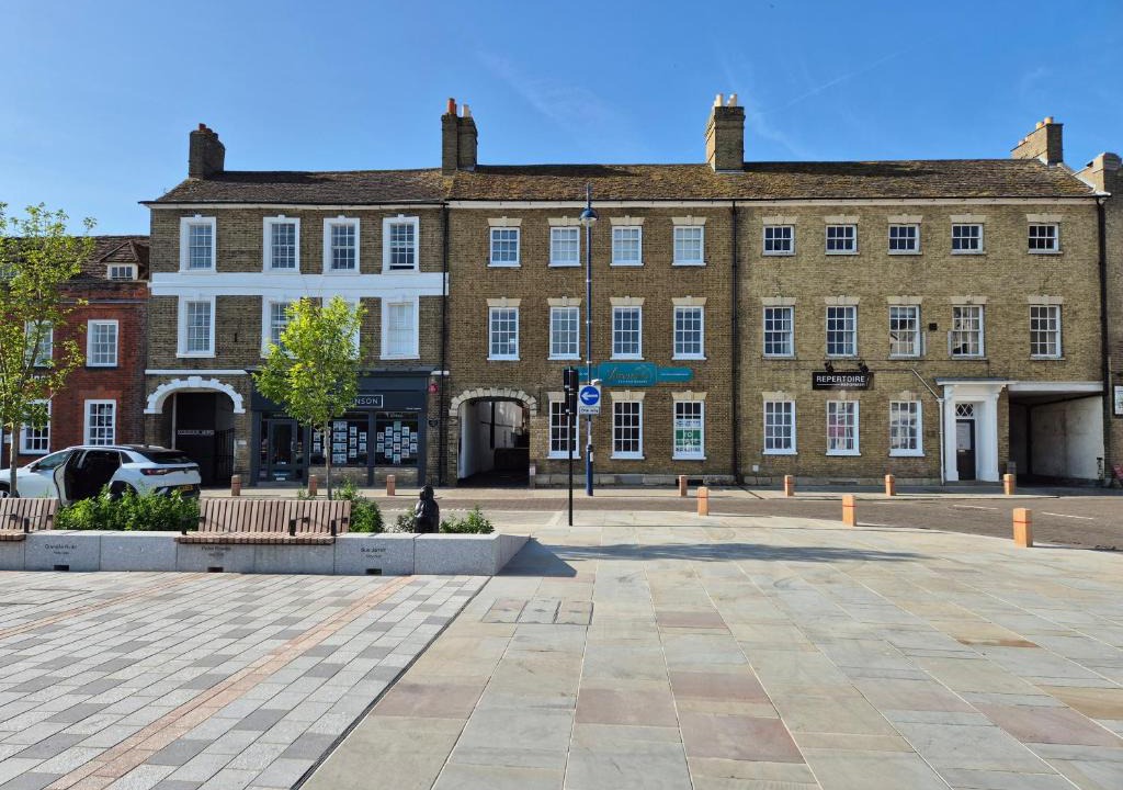St Neots Villa | Georgian Townhouse - Central St Neots near Cambridge with Parking