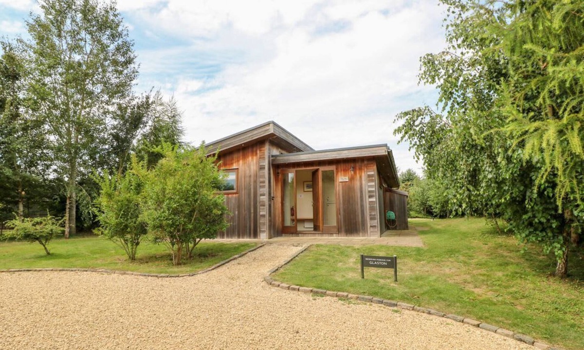 Barnsdale Cabin | GLASTON, stylish interior, open-plan, Exton
