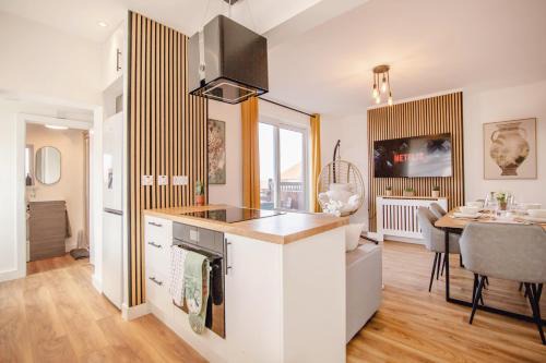 Hoyland House | Golden Luxury Retreat 2 Bath Parking 16PPL