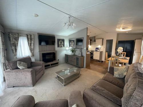Chapel Saint Leonards Resort | Golden Palm Resort - The Cambridge Deluxe - Coastal Caravan Breaks