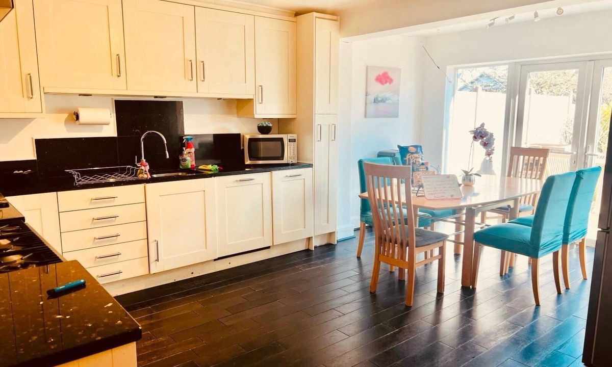 Ashford House | Gorgeous Cosy home 2 Miles from Heathrow Airport