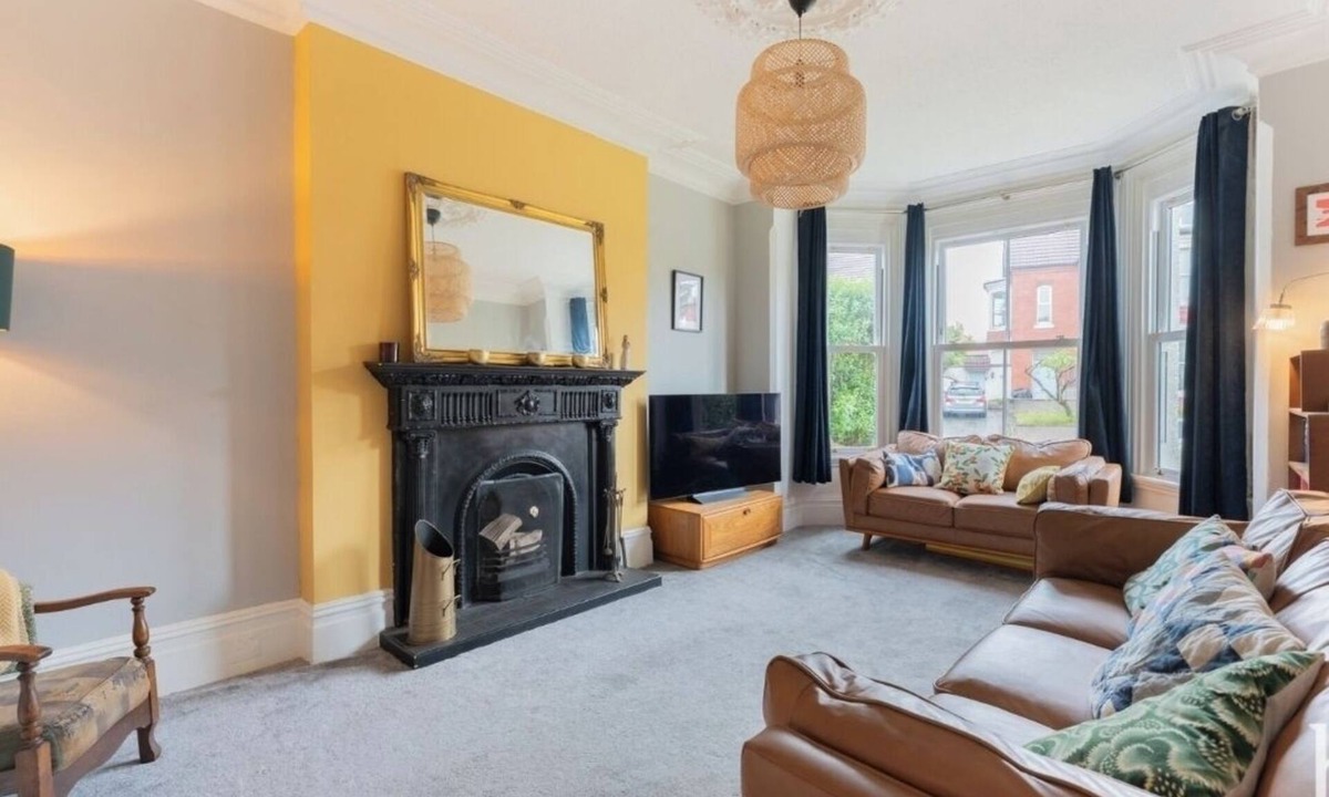 Hoylake House | Grand Victorian home, 2 mins to Hoylake beach. Sleeps the whole family.