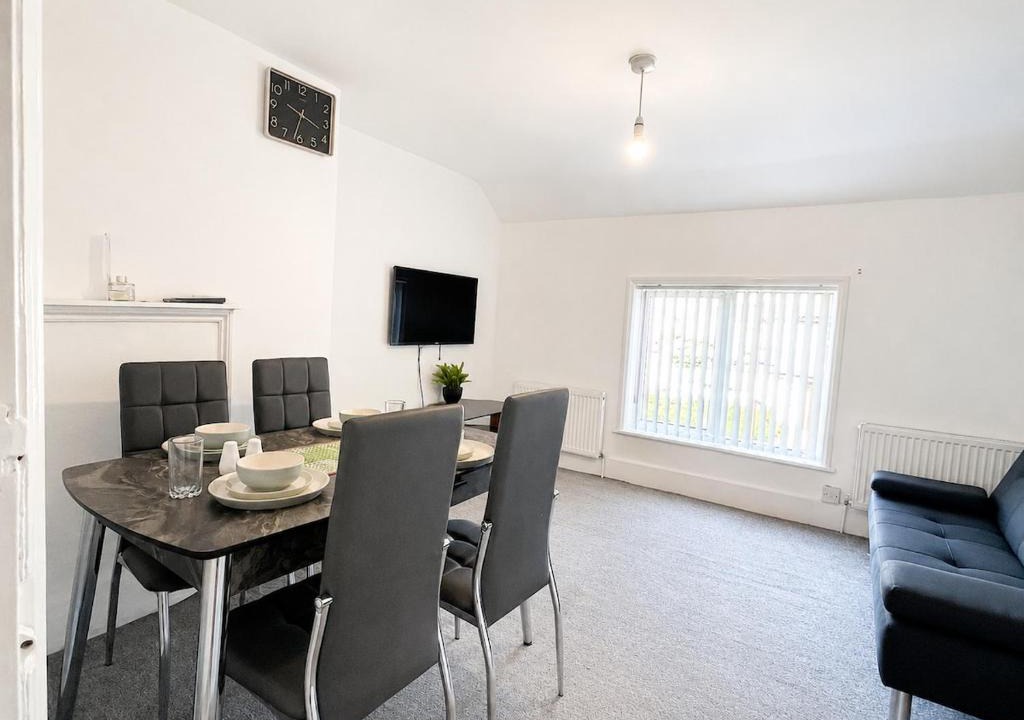 Luton Apartment | Grange House 1 Bedroom for 3,4, Train Station FREE Parking