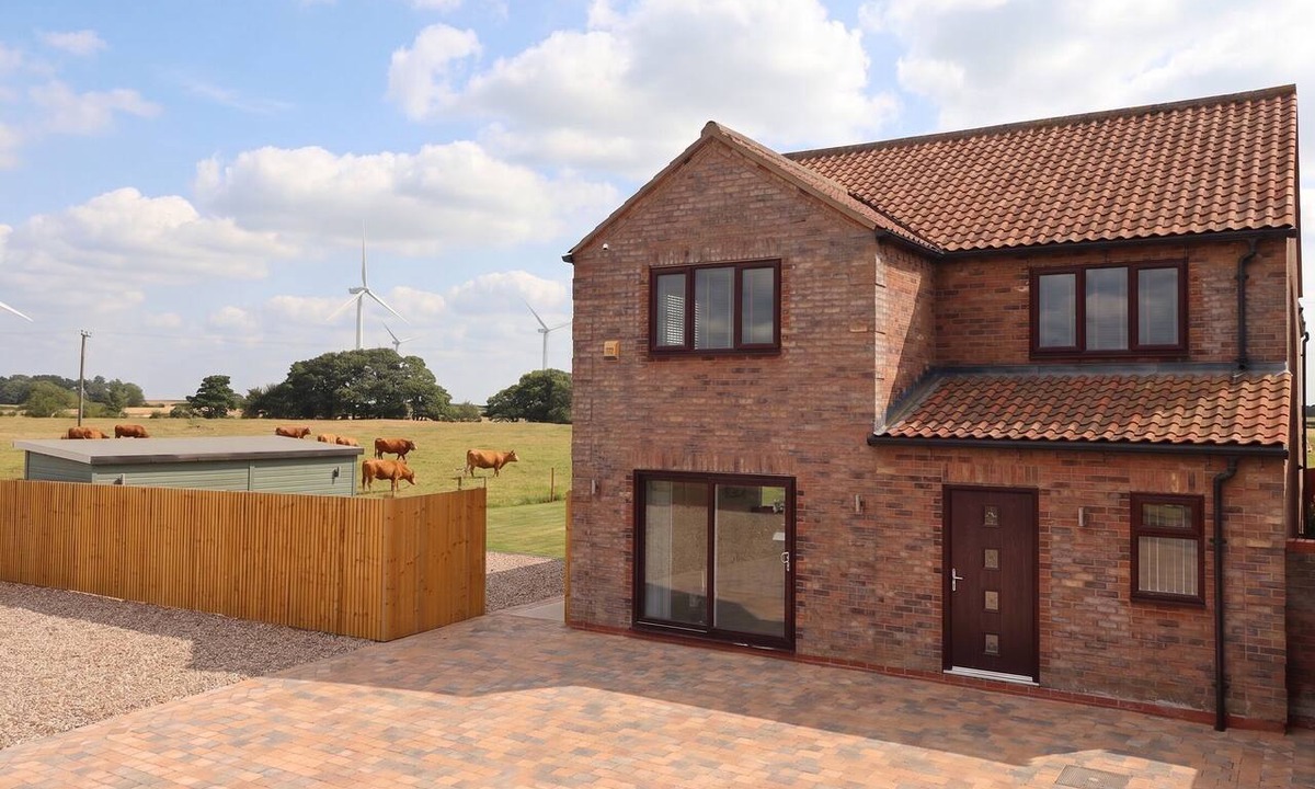 Bridlington Cottage | GRAVEL PIT COTTAGE, pet friendly, with hot tub in Fraisthorpe