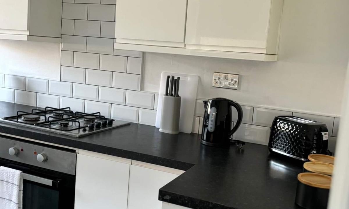 Grimsby Apartment | Grimsby Workers Haven 4 Bed Renovated House Sleeps 8n