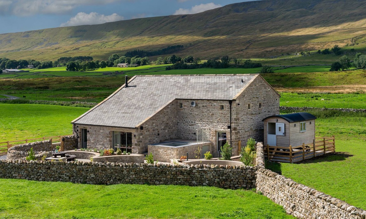 Yockenthwaite Cottage | GUNNER LODGE, luxury holiday cottage, with hot tub in Chapel-Le-Dale