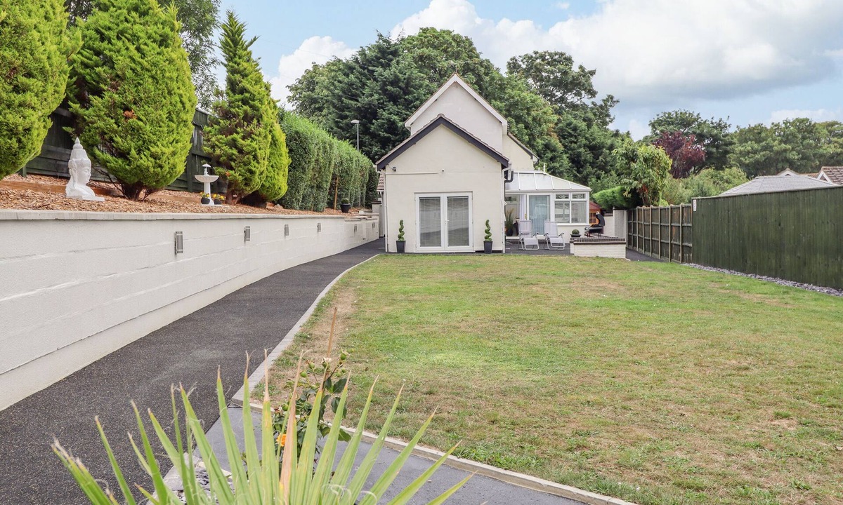 Skegness Cottage | HALLSTEAD, pet friendly, country holiday cottage in Skegness