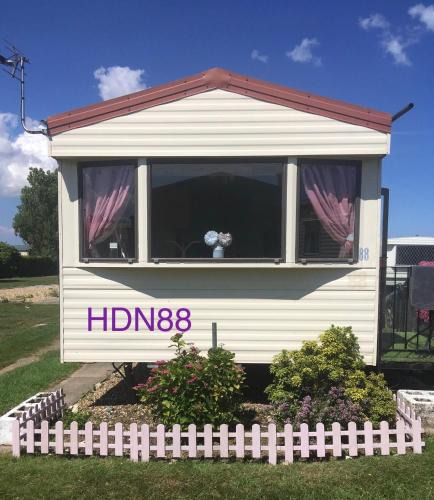 Chapel Saint Leonards Resort | HAPPY DAYS Caravan88 North