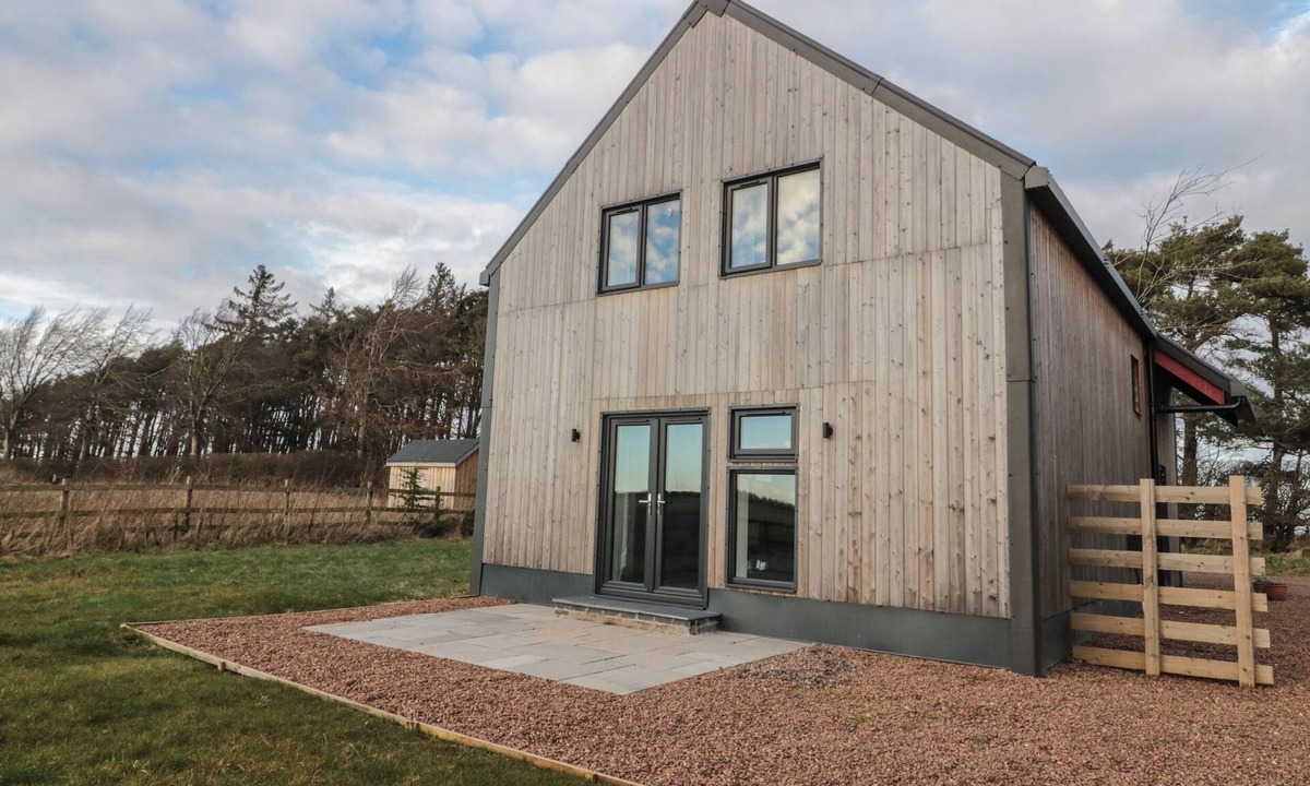 Berwick-upon-Tweed House | HARVEST COTTAGE 2, pet friendly, with a garden in Lowick