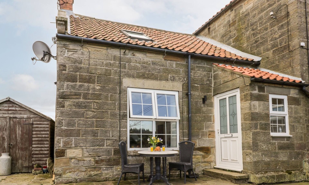 Briggswath Cottage | HAWTHORN DALE COTTAGE, romantic, character holiday cottage in Whitby