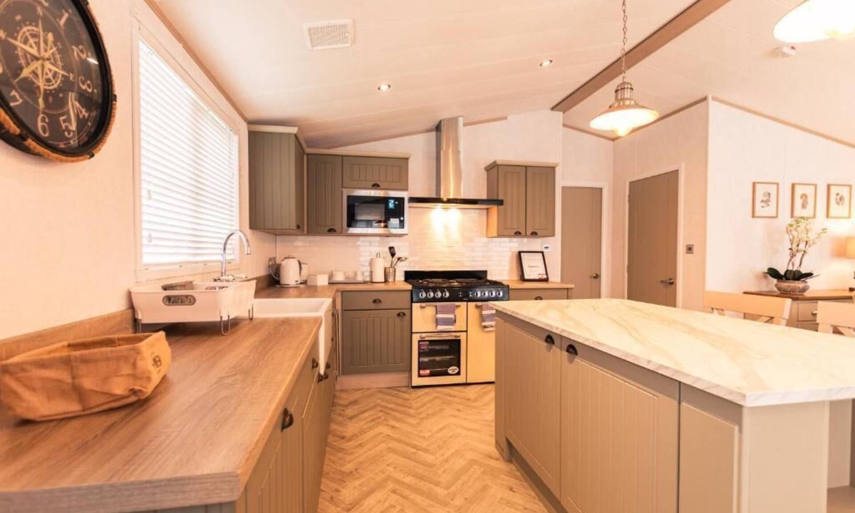Allerthorpe Cabin | Hemmingway Lodge with Hot tub