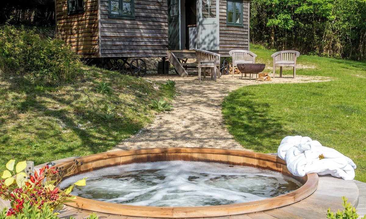 Henley-on-Thames Cabin | Hilltop Shepherds Hut with Hot Tub and Tennis