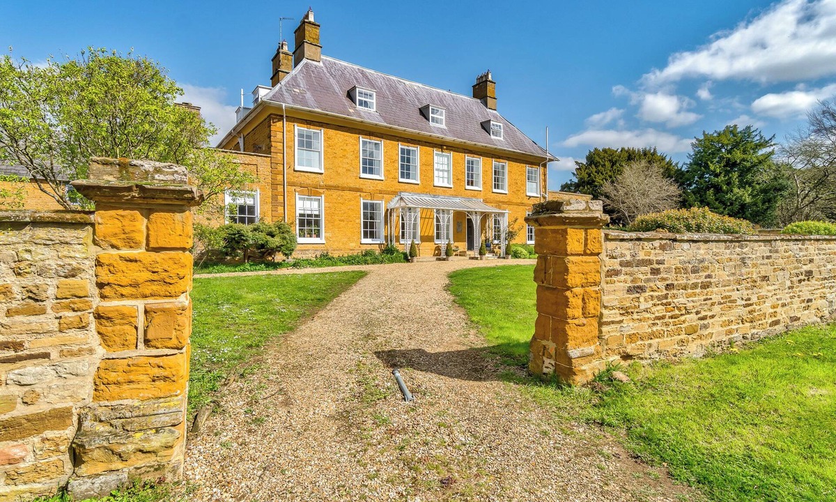 Earls Barton House | Historic Country House, Hot Tub, Group Stays of 30