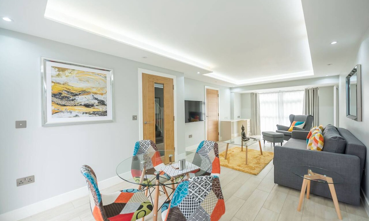 Reading House | Holiday Home with Garden & Parking