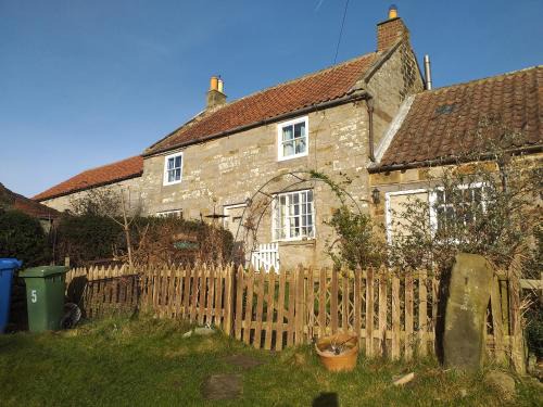 Ainthorpe House | holly cottage