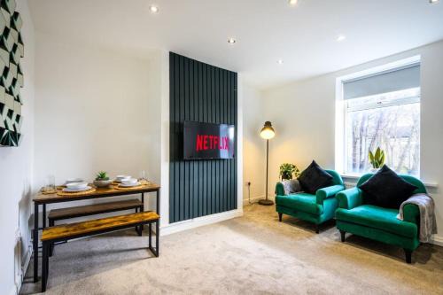 Healey Lane House | Homely 2 Bed Close to Leeds City Center by 53 Degrees Property, Sleeps 3