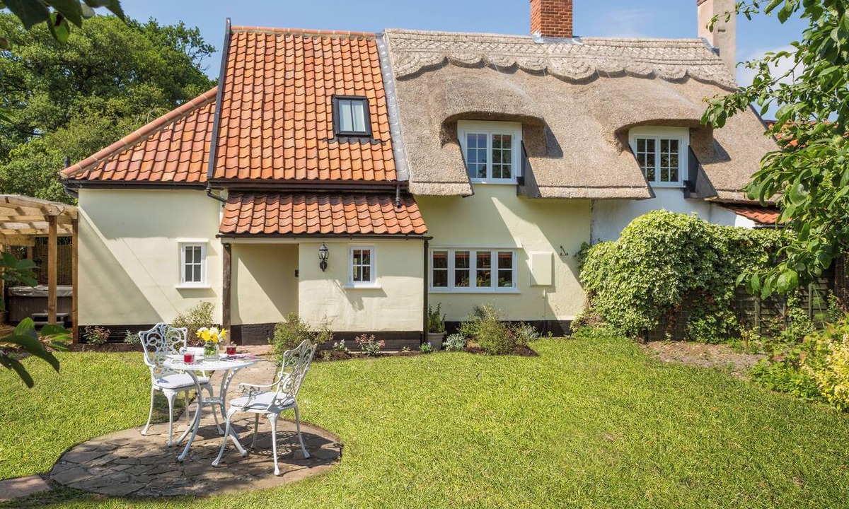 Stoke Ash Cottage | Honeysuckle Cottage - UKC9686