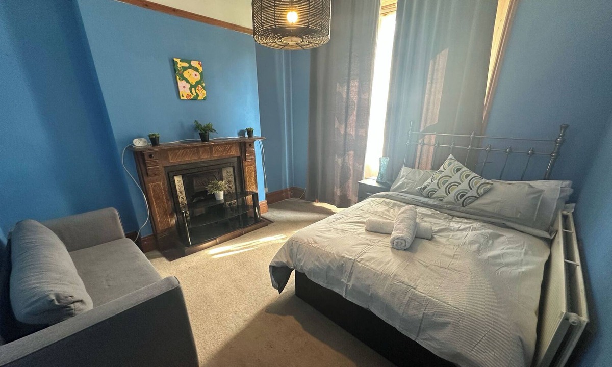 Walsall House | House- Parking, Garden & Central Location